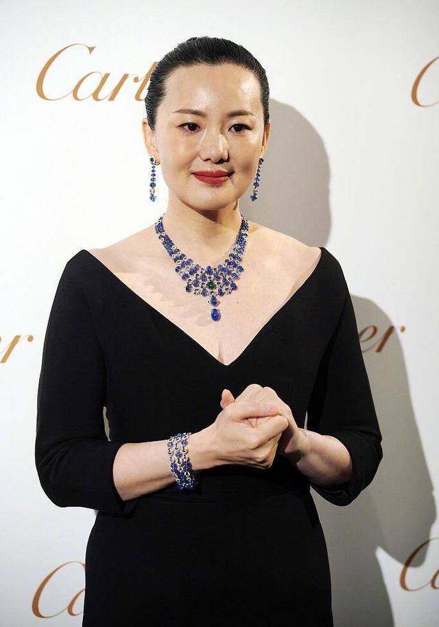 设计 50岁咏梅真是优雅到骨子里，拼色西装干练知性，婉约气质惊艳