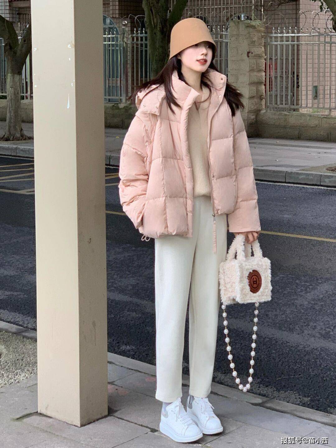 颜色 女人无论年纪多大,穿“羽绒服”都能时髦洋气,跟博主照穿就行