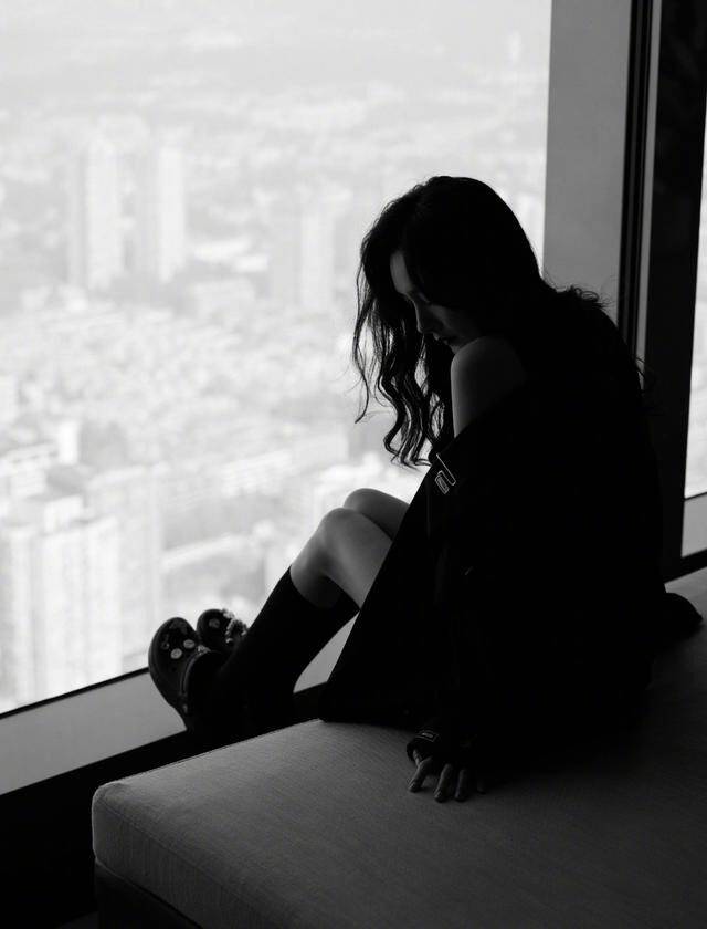 黑色 杨幂再次“装嫩”成功，露肩上衣配短裙打扮似学生，身材让人羡慕