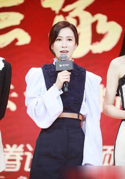 黑色 佘诗曼真会扮嫩！与小8岁唐嫣同框像同龄人，45岁状态灵动似少女