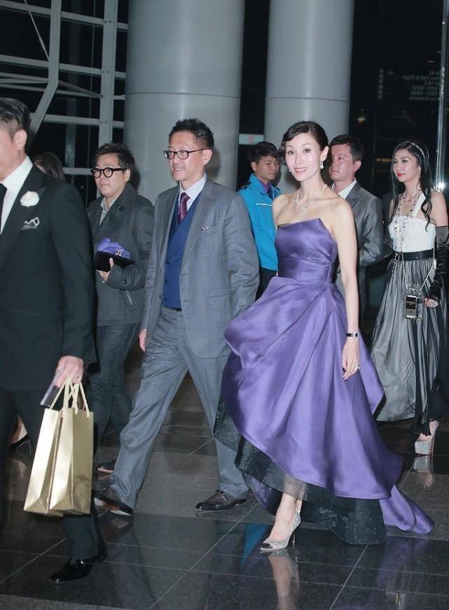 魅力 52岁的李嘉欣穿紫色小礼裙很显“贵”，身材没缩水，状态真好