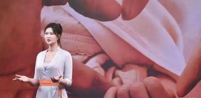 面料 惠若琪产后亮相,穿银色长裙温柔又气质,192身高人群中太占便宜