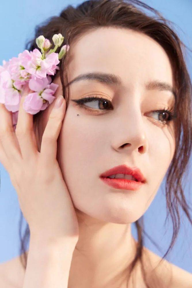 颜色 迪丽热巴大晒花仙子美照,发型慵懒随意,颜色复杂但越看越好看
