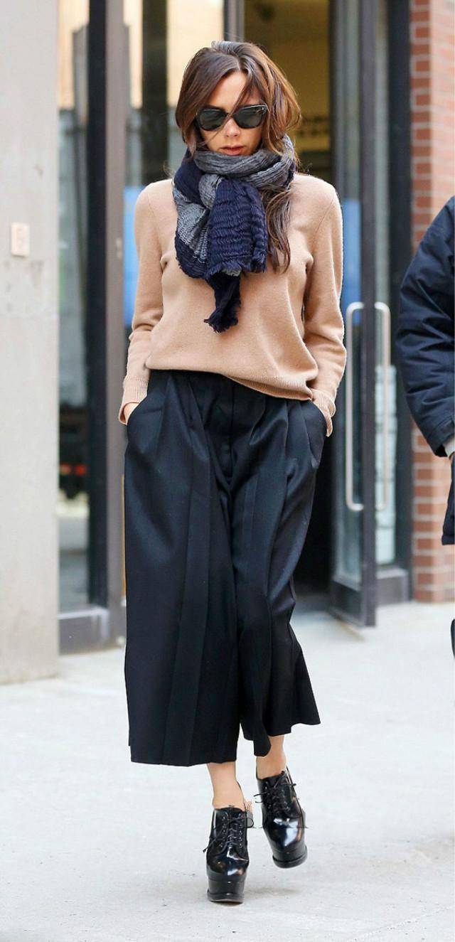 设计 别再穿打底裤配裙子了!今年流行一种裤子叫“裤中裙”,遮肉百搭