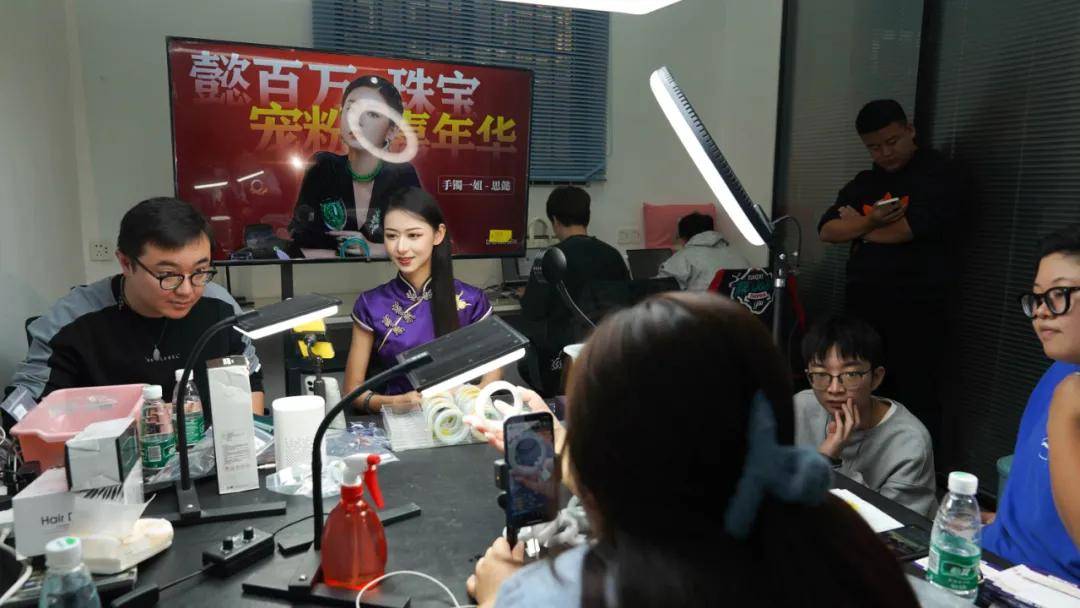 "手镯一姐"刘思懿现身玉翠珠宝节活动,助推平洲定制号生态势能!