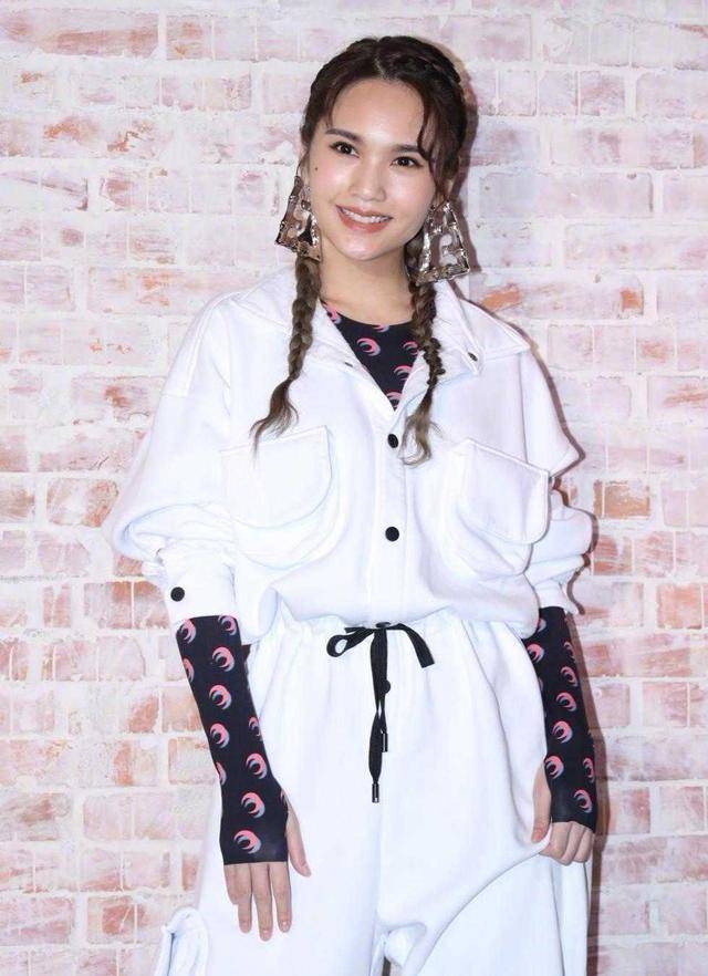 杨丞琳 35岁杨丞琳少女感爆棚,穿工装连体裤酷炫时髦,扎双马尾秒变18岁