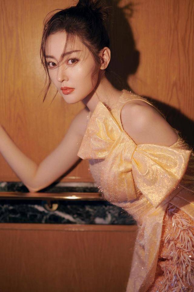 设计 张天爱穿衣太个性！拼接假两件连衣裙性感霸气，穿帆布鞋无违和感