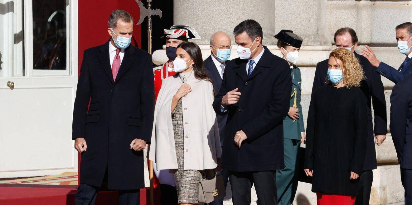 显得 西班牙王后“灰色”穿搭真有一套，看着简单却很上档次，还很正式