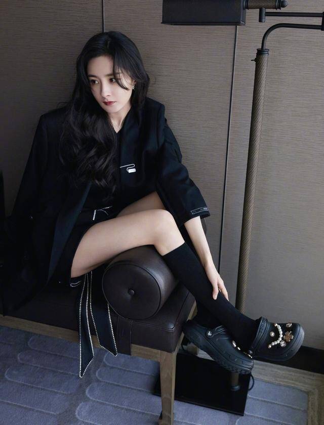 黑色 杨幂再次“装嫩”成功，露肩上衣配短裙打扮似学生，身材让人羡慕