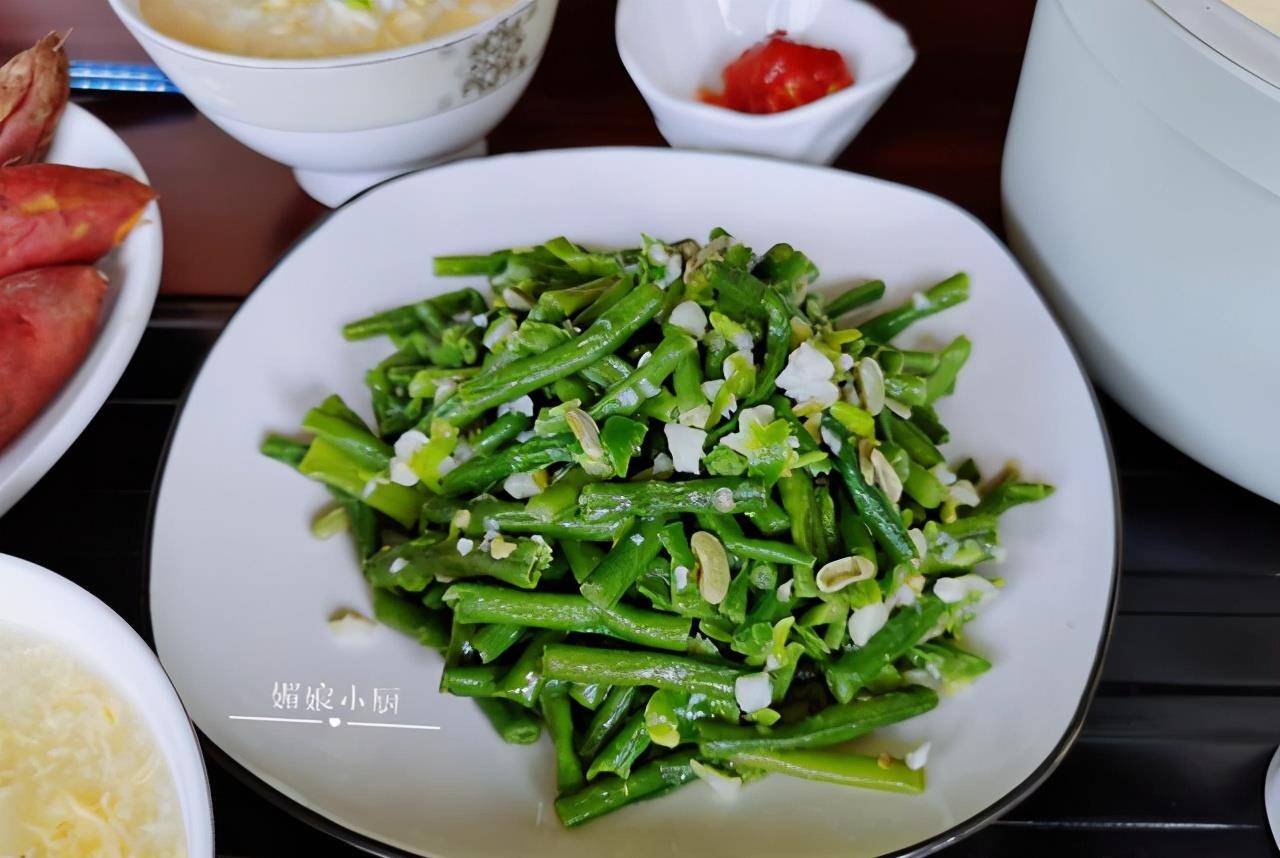 做法|50岁阿姨复刻妈妈的早餐，咸味蛋花粥，蒜香缸豆，记忆里的家味道