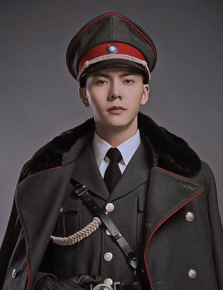 一身 军装真的很抬气质!躲过了李易峰和白敬亭,却被龚俊的军装帅到了