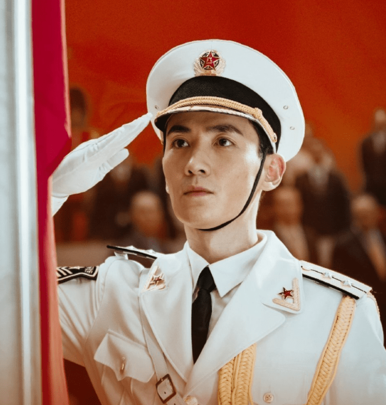 一身 军装真的很抬气质!躲过了李易峰和白敬亭,却被龚俊的军装帅到了