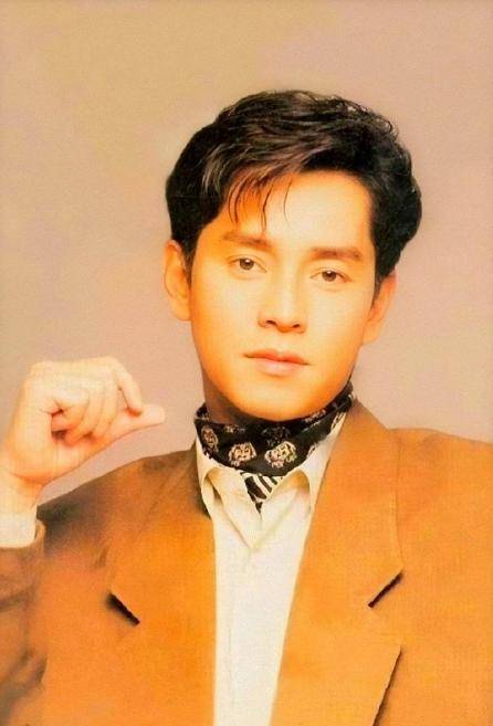 谭咏麟作为80年代的歌手,可以说是香港乐坛的顶流歌手,甚至连续几年都