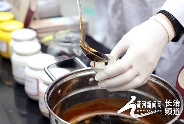 活动现场,前来咨询膏方的市民络绎不绝.