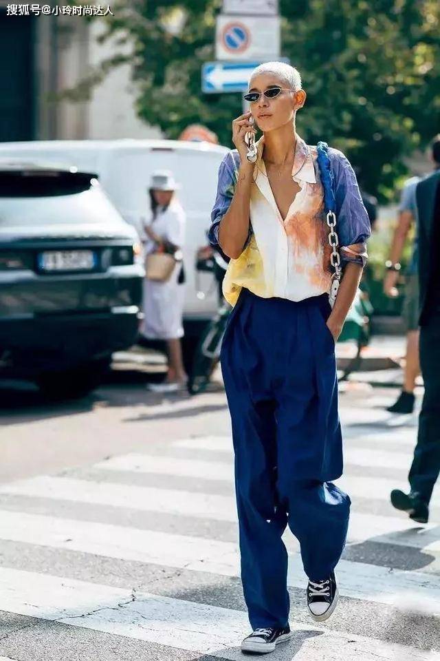 显得 会穿的女人都放弃白衬衫了，今年大火的“奶奶衫”，时髦又舒适！