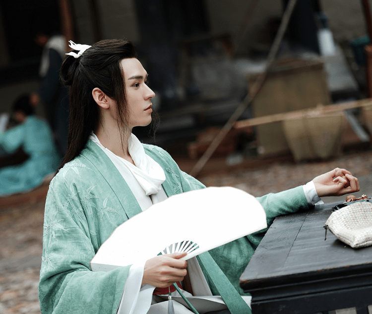 一身 军装真的很抬气质!躲过了李易峰和白敬亭,却被龚俊的军装帅到了