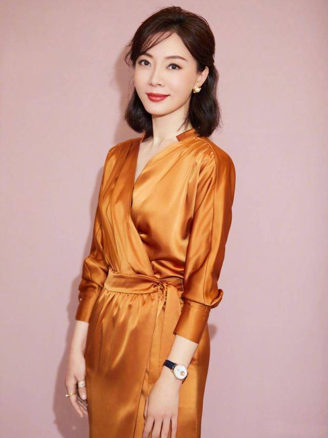 黑色 奔四的女人尽量不要打底裤配裙子!学陈数这样穿,美得优雅又气质