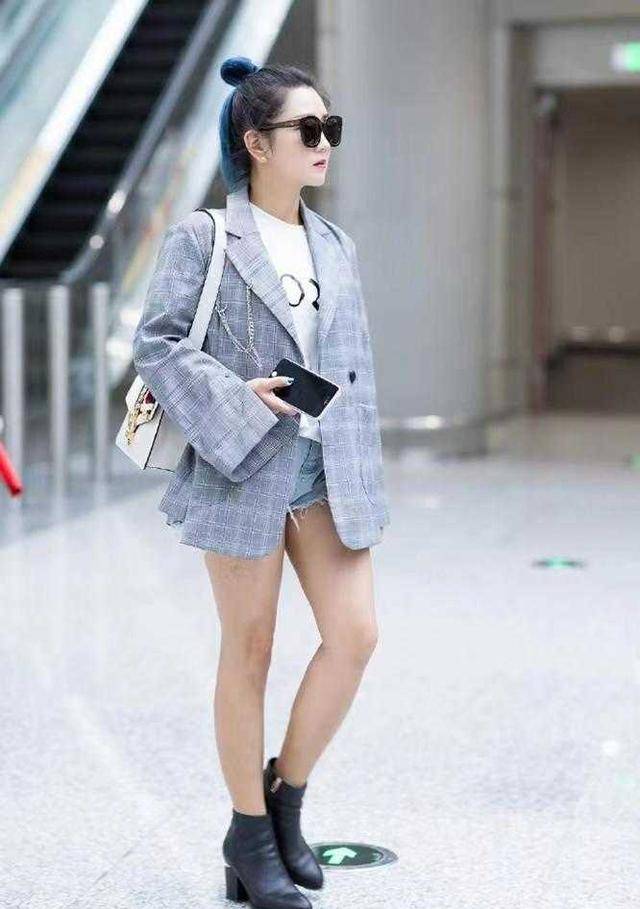 身材 何洁瘦腿成功后真会穿,西装配短靴玩下衣失踪,显高又显瘦