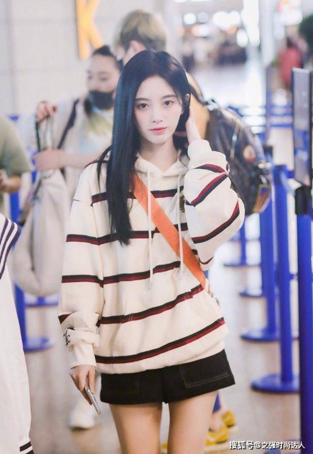 黑色 卫衣的时尚穿搭方法