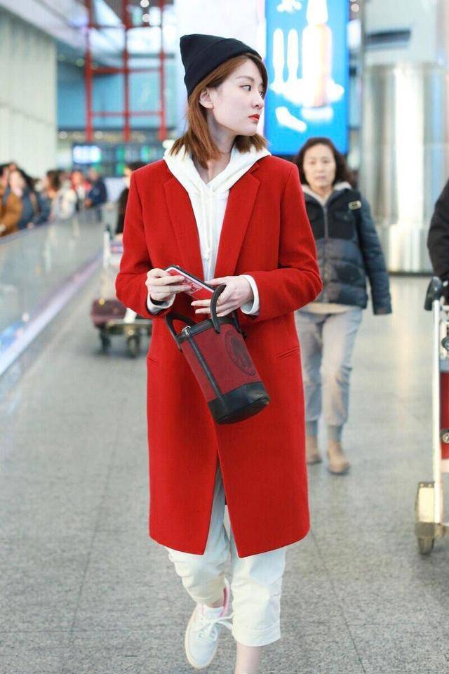 颜色 红大衣内搭白色卫衣清纯甜美，真的超级显白