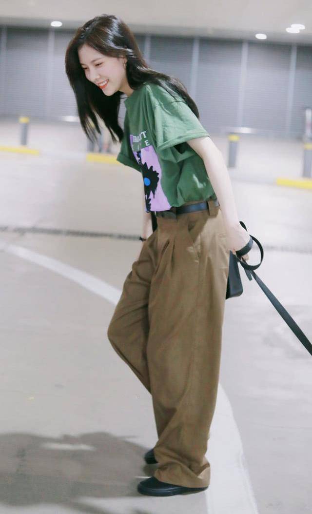 气象 宋妍霏是有多瘦？“岩浆裤”穿上看着像是90斤左右，超苗条的