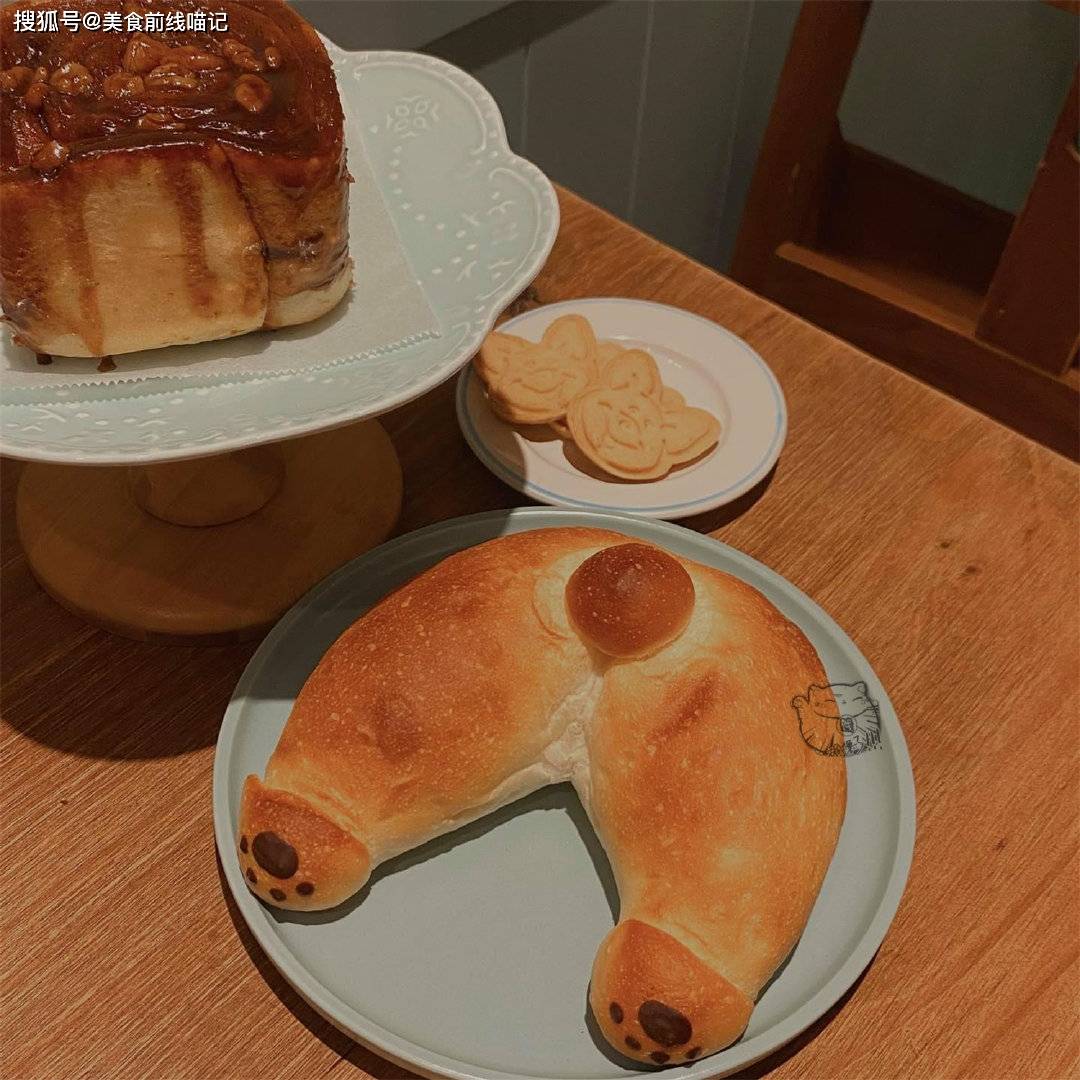 面包伪装成吐司的柯基犬和外观如柯基屁屁的面包，你喜欢哪个？