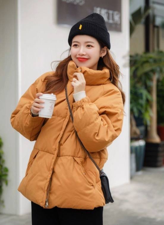 黑色 穿不厌的羽绒服，入冬选择这么穿不仅保暖舒适，还很减龄又时髦