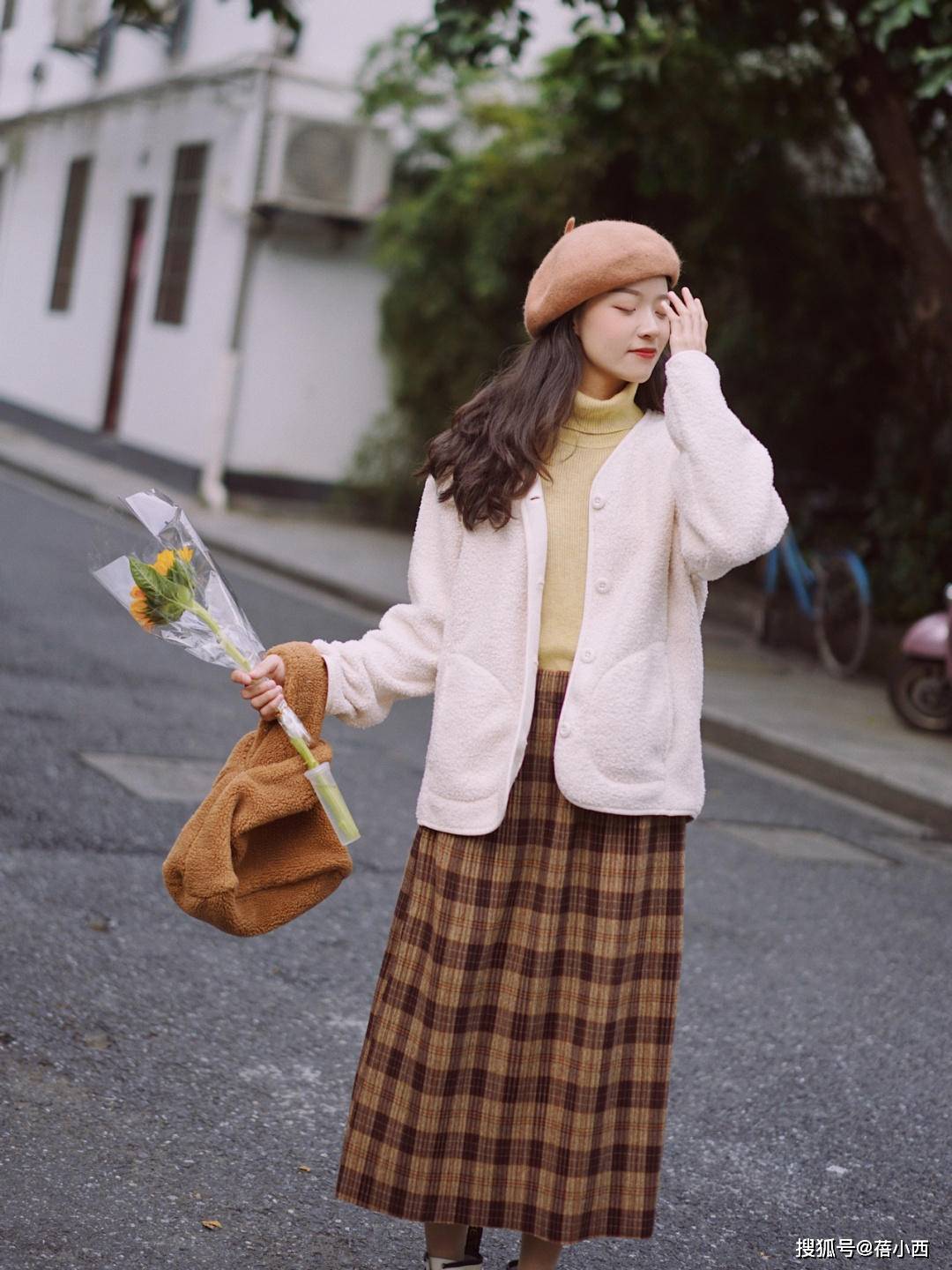 羊羔 冬季还是穿“羊羔毛外套”最减龄，配半身裙、小黑裤，时髦又洋气