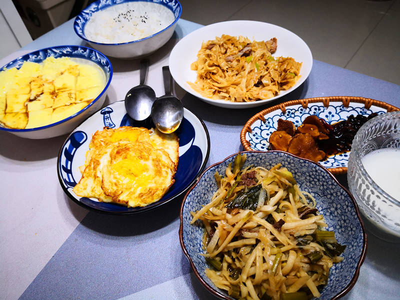 蔬菜|公公来家里住，媳妇做的早餐，在朋友圈火了，网友：太寒酸，抠门