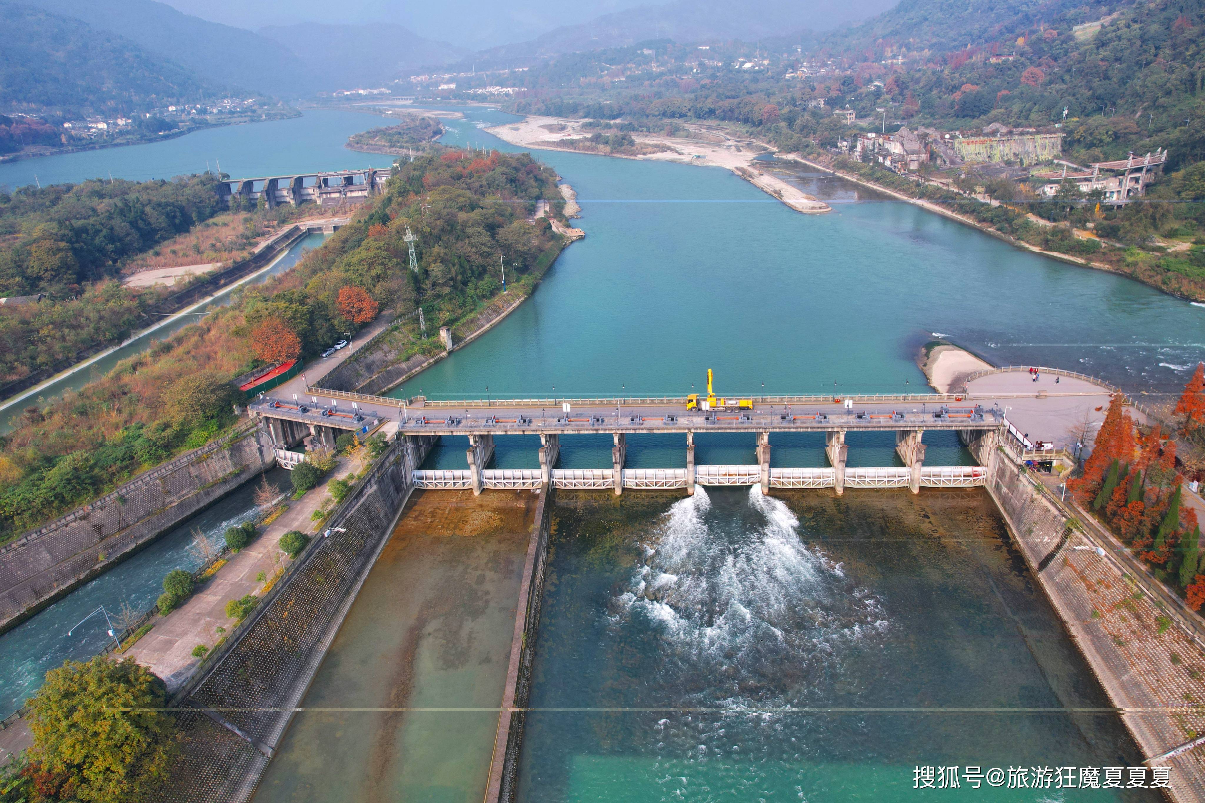 都江堰水利工程的背景图片