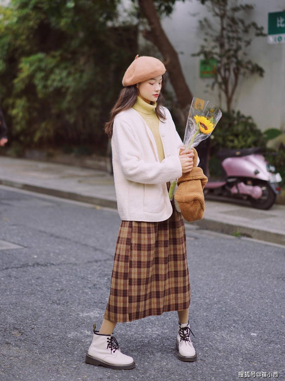 羊羔 冬季还是穿“羊羔毛外套”最减龄，配半身裙、小黑裤，时髦又洋气