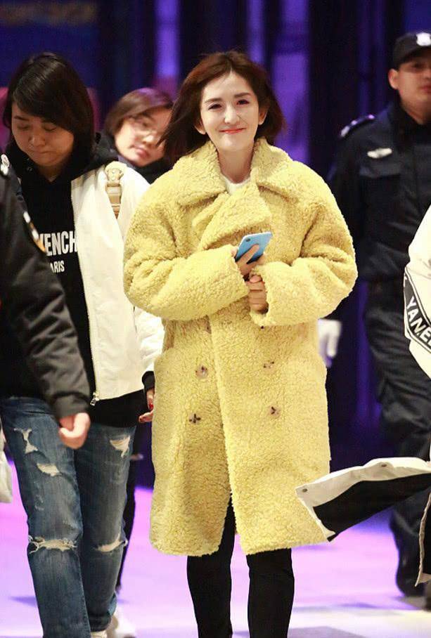 家居 谢娜怎么搞的，穿着家居装就出来了？粉色兔耳朵棉鞋亮了