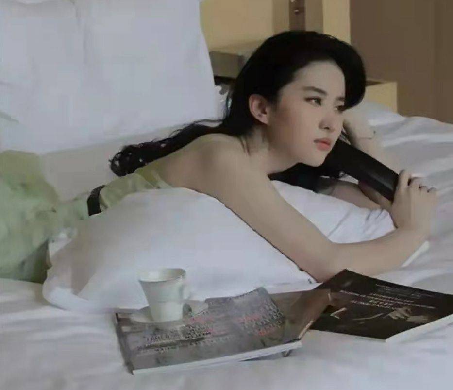 原创刘亦菲卧室照片被翻出,床上遥控器引起热议,网友:真会享受