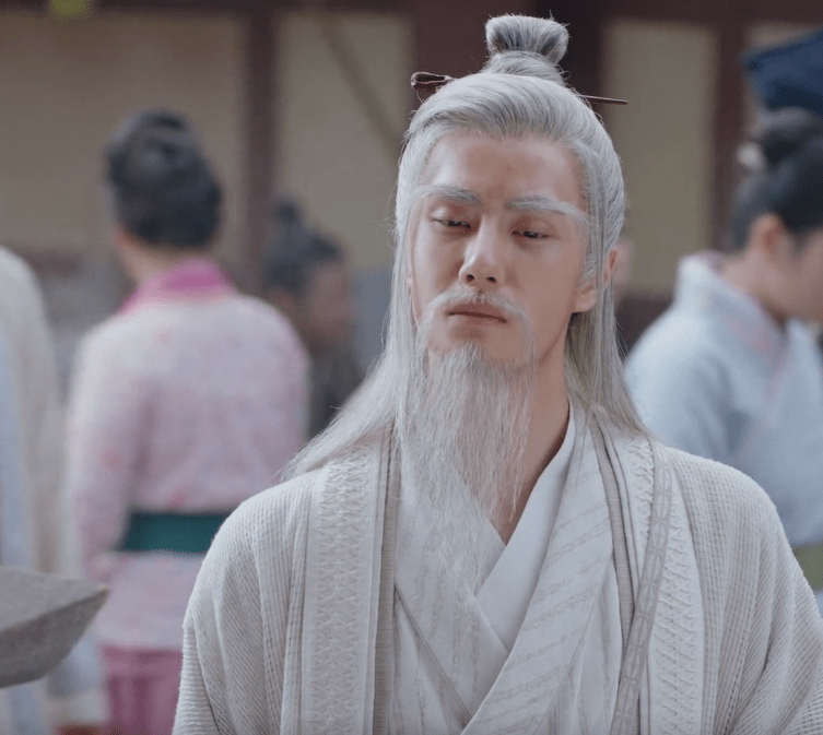 显得|《有翡》：王一博老年装造型上线，第一次被老爷爷给帅到了！