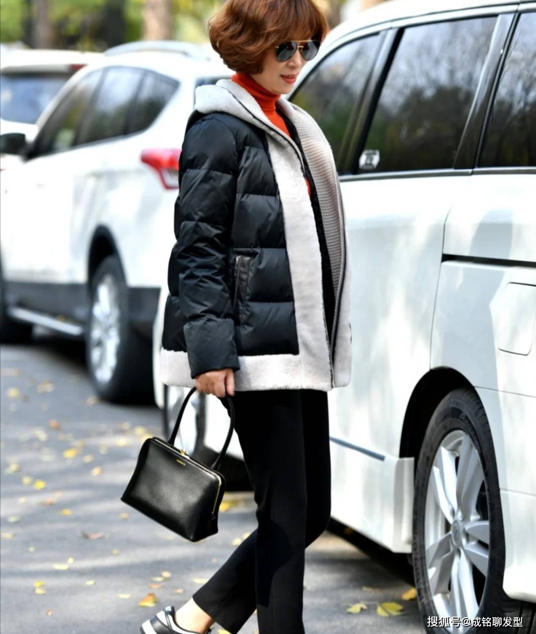 颜色 60+的女人这样穿羽绒服真好看！时尚大气不显老，保暖又有气质