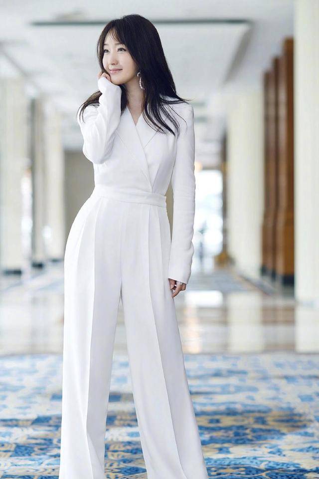 玉女 48岁玉女杨钰莹真会穿,穿一袭蓝色丝绸西服套装,女强人风范十足