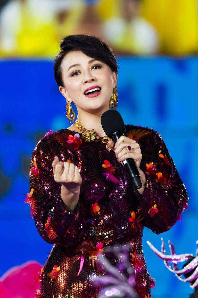 贵妇 54岁刘嘉玲气质全开!穿亮片连衣裙闪闪发光,穿出高级“贵妇”感