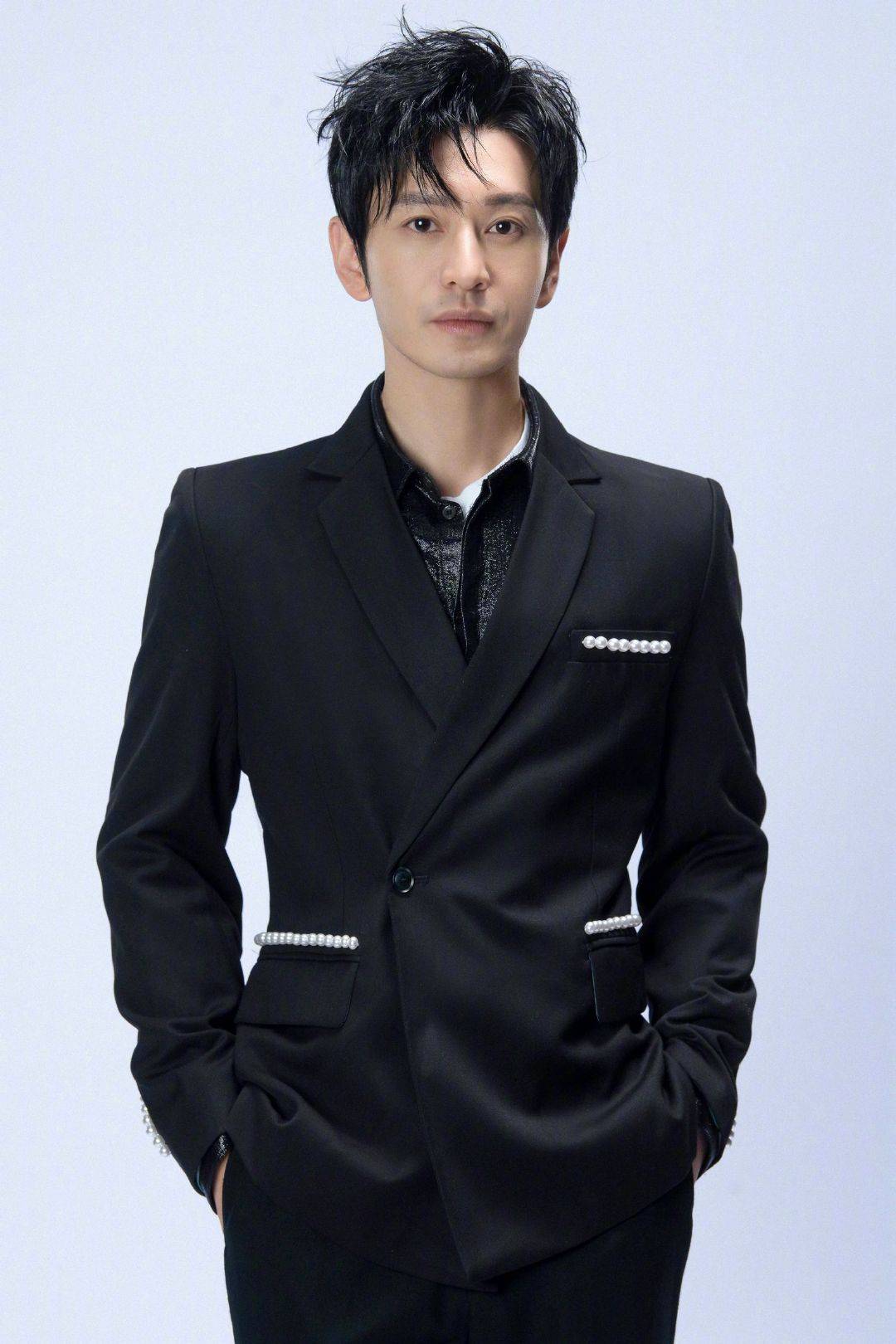 原创黄晓明片场造型太邋遢!头戴网帽穿破洞袜,减重30斤脸型消瘦