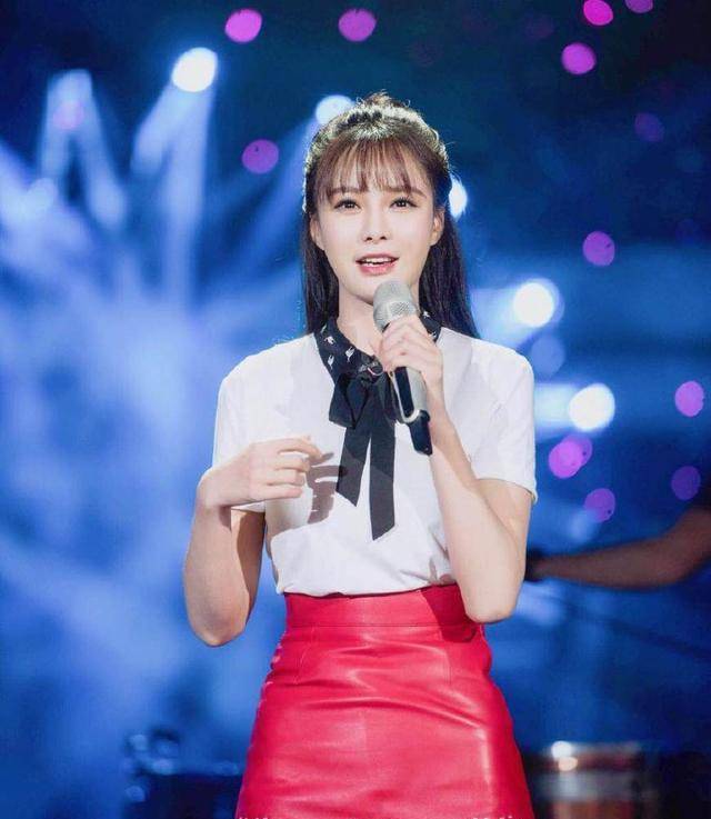 沈梦辰 甜美的姑娘怎么穿？沈梦辰这样穿挺美的！