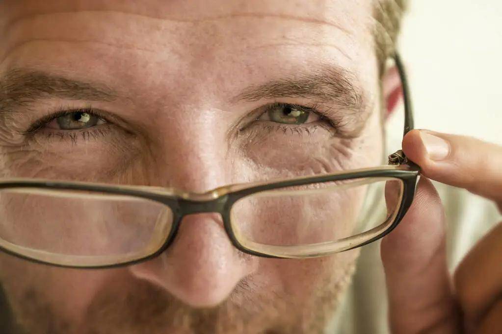 老年人眼睛干涩酸胀？这4个方法缓解视疲劳