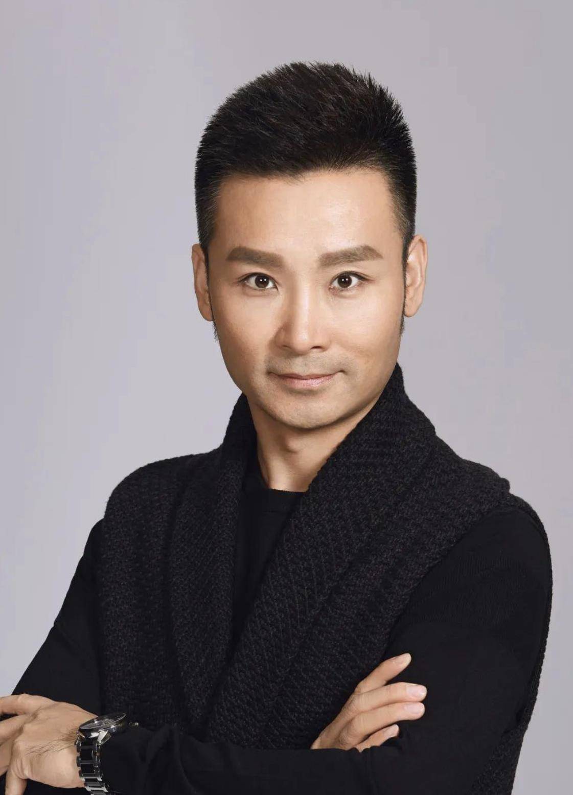 歌手刘和刚庆44岁生日,带儿女去父母家尽孝,身边不见小10岁妻子_战扬