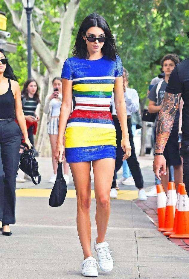 方包 女生试试这些“彩虹条纹”服饰，轻松打造女神范儿
