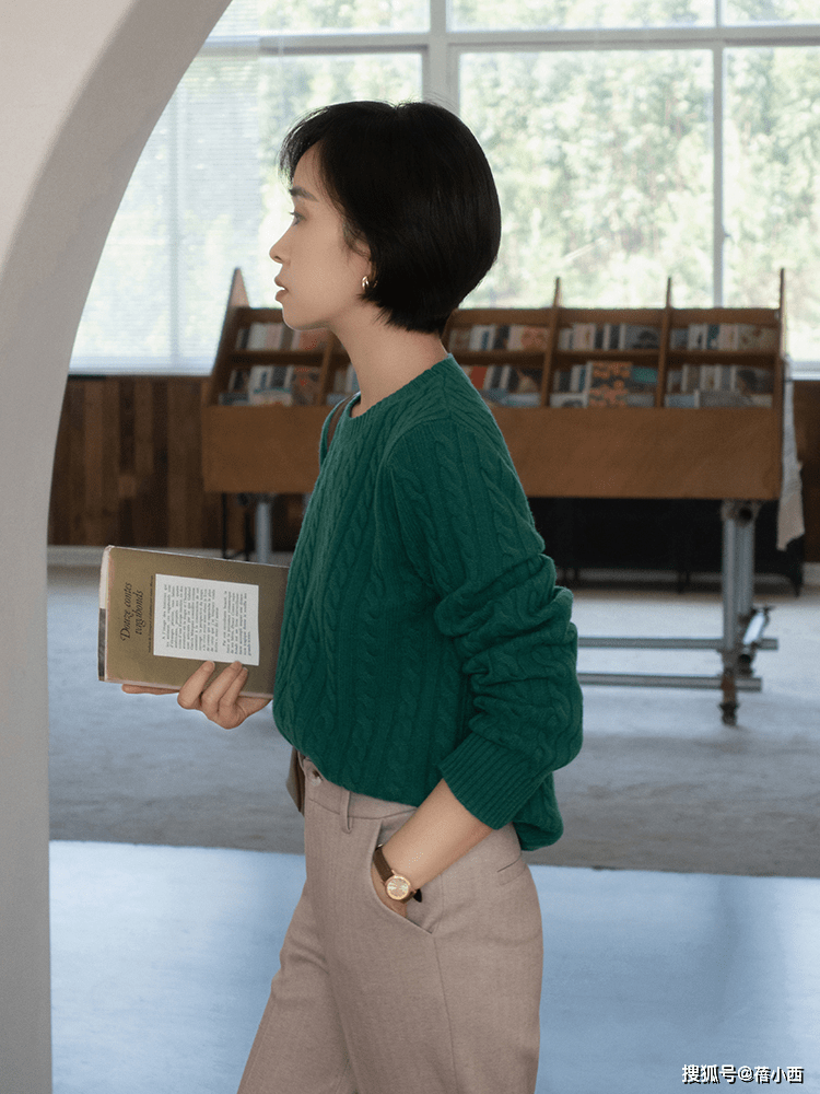 显得 卫衣已过时了，今年冬季流行“日系毛衣穿搭”，保暖舒适又优雅