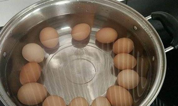 下锅|早餐做水煮蛋,冷水下锅,在多做这一步,不开裂还好剥