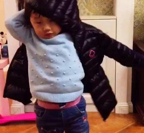 上半身 骗生娃系列：看完这几个可爱萌娃，网友直喊：吃可爱长大的吗？