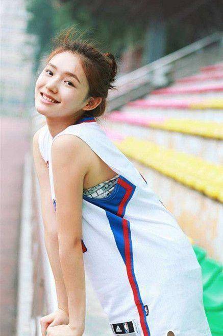 夏天 夏天也可以穿运动装，杨幂的搭配很甜美！