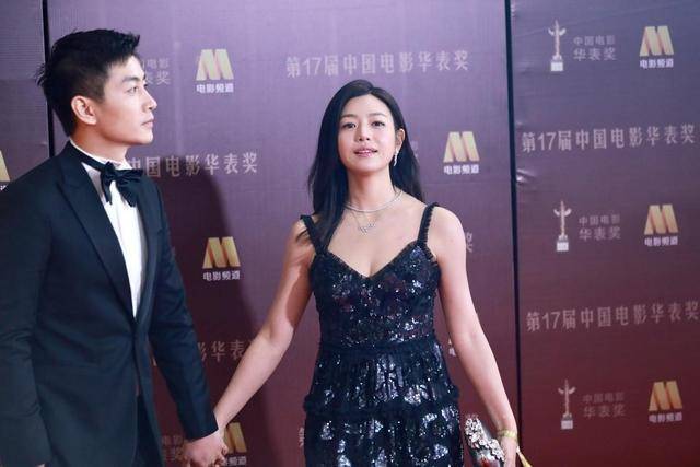黑色 陈妍希终于性感一回！身穿黑色V领吊带裙优雅温婉，精致高级