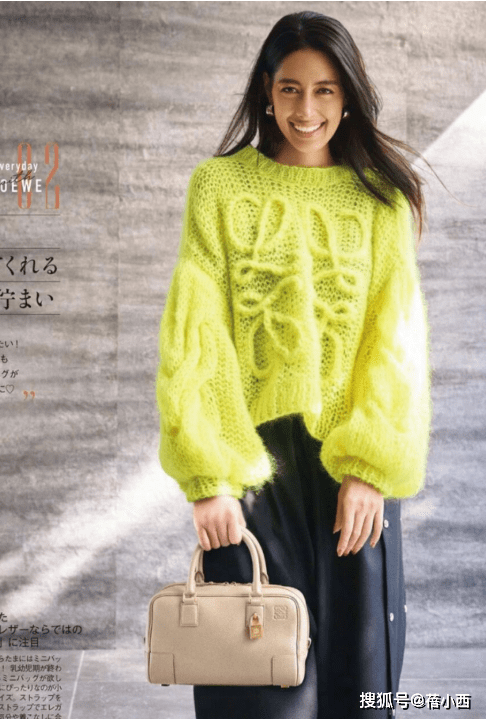 显得 卫衣已过时了,今年冬季流行“日系毛衣穿搭”,保暖舒适又优雅