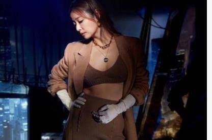 马尾 林心如登时尚杂志封面，穿大红色蕾丝裙，扎高马尾青春又气质