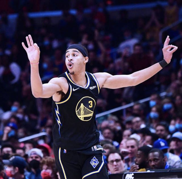 征服|庫里MVP穩(wěn)了？庫里征服快船球迷，轟下30＋6，勇士擊沉快船